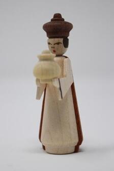 Miniaturfigur – majestätischer König Melchior mit goldener Krone und rotem Gewand, handbemalt – H = 