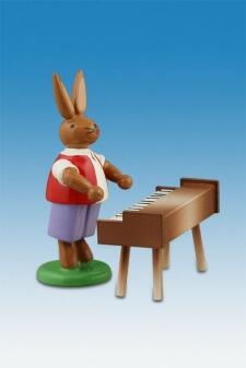 Osterfigur – detailreich bemalter Osterhase mit Klavisett in sitzender Haltung – BxHxT ca. 4x7,5x4