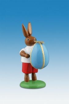 Osterfigur Hase aus Holz mit blauem Osterei, weißem Hemd und roter Hose von KDE-Kunstgewerbliche