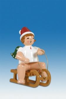 Holzfigur Engel auf Schlitten sitzend und Mütze Höhe 6cm