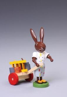 Osterfigur – detailreich gestalteter Osterhase Maler mit Malerwagen und Farbspritzern – BxHxT ca.