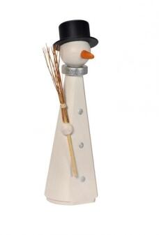 Holzfigur – fröhlicher Schneemann mit Besen und schwarzem Zylinder, detailreich bemalt – BxHxT = 3,5