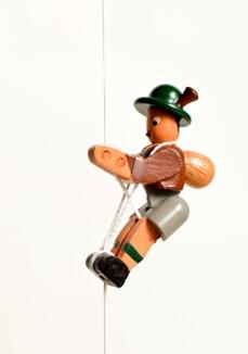 Holzspielzeug – Tolle Kletterfigur Bergsteiger braun – HxBxT ca. 6,5x3x2 cm