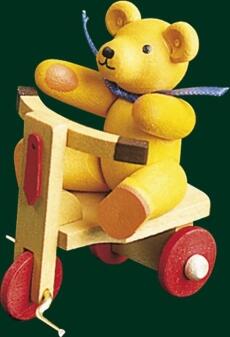Holzfigur – liebevoll bemalter Bär auf buntem Dreirad, verspielt und detailreich – HxBxT = 6 x 4 x 3