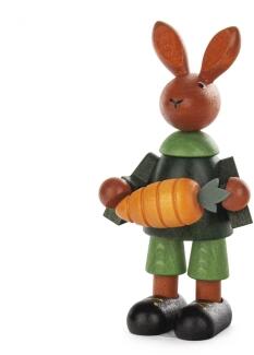 Osterfigur – detailreicher Hase mit orangefarbener Rübe, handbemalt – HxB = 11 x 5 cm