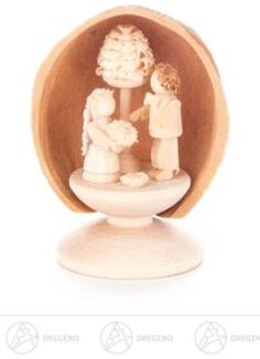 Miniatur Walnussschale mit Brautpaar Breite x Höhe x Tiefe 3 cmx4,5 cmx2,5 cm