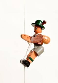 Holzspielzeug – Tolle Kletterfigur Bergsteiger braun – HxBxT ca. 6,5x3x2 cm