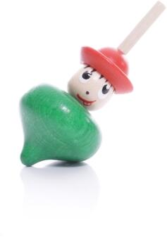 Grüner Tischkreisel mit Gesicht und roten Hut - Ansicht Vorne - Hergestellt im Erzgebirge