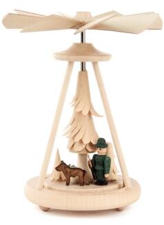 Wärmespiel Jäger in Grün mit Hund unter filigranem Holzgestell und Tannenbaum, naturfarbene
