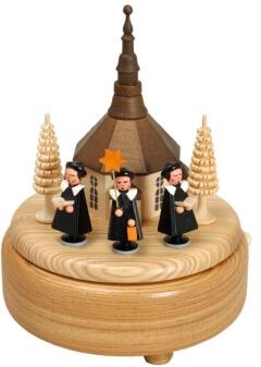 Spieluhr – detailreiche Seiffener Kirche mit bunter Kurrende und natürlichen Ringelbäumen, spielt