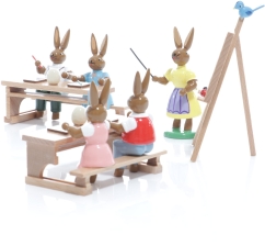 Osterfiguren - Hasenschule mit Lehrerin und sitzende Sch&uuml;ler auf B&auml;nken - Ansicht Links - 