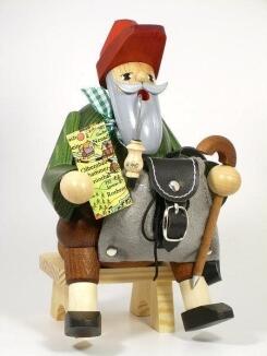 Räuchermann – detailreicher Kantenhocker Wandersmann mit Rucksack und Pfeife, bunt bemalt – BxHxT = 