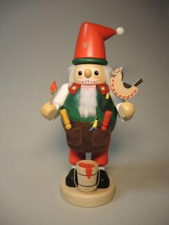 Nussknacker – detailreicher Santa Zwerg mit rotem Mantel und Geschenkesack, handbemalt – BxHxT = 12 