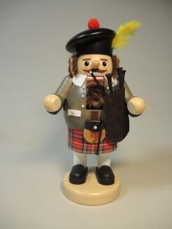 Nussknacker – charismatischer Schotte mit rotem Kilt und Säbel, detailreich bemalt – BxHxT = 10 x 28