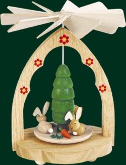 Wärmespiel – fröhliche Hasen mit leuchtend bunten Möhren, naturbelassenes Holzgestell – H = 11 cm