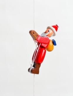 Holzspielzeug - Tolle Kletterfigur Weihnachtsmann – BxHxT ca. 3x6,5x2 cm