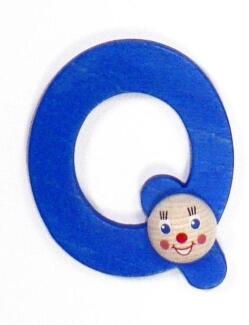 Holzbuchstabe – bunter und verspielter Buchstabe Q mit niedlichem Köpfchen, farbenfroh lackiert –