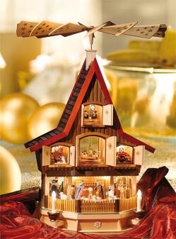 Tischpyramide mehrstöckiges Adventshaus Christi Geburt mit bunt bemalten Holzfiguren und Beleuchtung