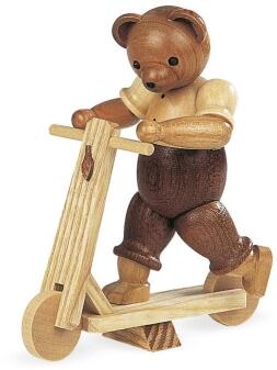 Bärensammelfigur – fröhlicher Bärenjunge auf Roller, naturbelassen und detailreich – H = 10 cm