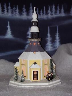 Lichterhaus – Seiffener Kirche im Schnee mit Kurrende und Tannen, Weiß – LxBxH ca. 26x32x42 cm