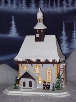 Lichterhaus – detailgetreue Wehrkirche bunt mit Kurrendefiguren und Bäumen – LxBxH ca. 29x24x37 cm