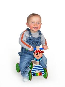 Holzrutscher – mit farbenfrohem Piratmotiv und stabilem Griff aus Holz – BxHxT 41 x 34 x 19 cm