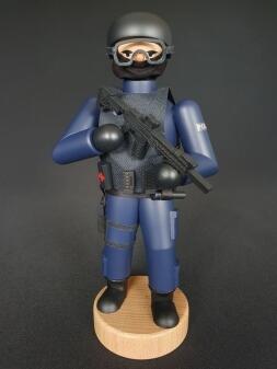Räuchermann – detailreicher Polizist mit Helm, Schutzweste und Sturmgewehr – HxB 23 x 10 cm