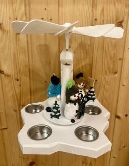 Wandpyramide – winterliche Schneemannszene mit verschneiten Bäumen und 4 Teelichthalter – HxB 23 x