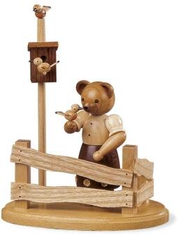 Sammelfigur – naturbelassene Bärenfrau mit Vogel und Gartenzaun – Größe ca. 14 cm
