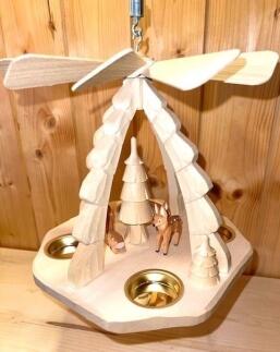 Deckenpyramide – detailreich geschnitzte Rehe mit naturbelassenem Holz, warmes Teelichtdesign –