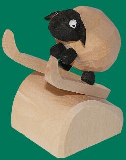 Holzfigur – detailreiches Schaf als Skispringer, naturfarben, handgeschnitzt – BxHxT = 3,5 x 2 x 1
