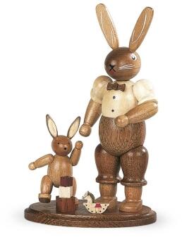 Osterfigur naturbelassener Hasenvater mit spielendem Kind aus Holz von Kleinkunst aus dem