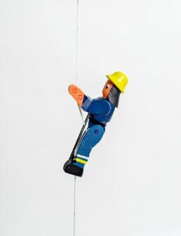 Holzspielzeug - Tolle Kletterfigur Feuerwehrmann (blau/gelb) - BxHxT ca. 3x6,5x2 cm
