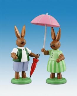 Osterhasen – farbenfrohes charmantes Osterhasenpaar mit Schirmen, Hemd und Kleid – BxHxT ca. 3x7,5x3