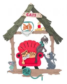Bastelsatz Fensterbild aus Holz mit Katzenmotiv im Wohnzimmer mit rotem Sessel, Wollknäuel und