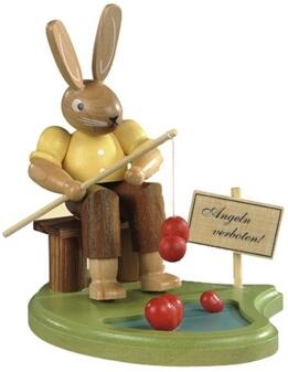 Osterfigur – lustiger Hase mit Angel und Teichszene farbig lasiert – BxHxT 6 x 8 x 4 cm