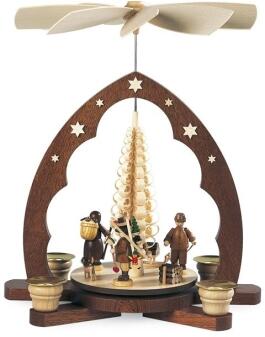 Tischpyramide – detailreiche Erzgebirgsfiguren mit Spitzbogen und Spanbaum naturbelassen – BxHxT 25 