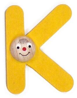 Holzbuchstabe K von Hess Holz Spielzeug, bunt lackiert in Gelb mit liebevollem Köpfchen und Gesicht,