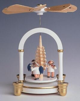 Erzgebirgische Tischpyramide aus Holz mit musizierenden Engeln und filigranem Spannbaum von KWO