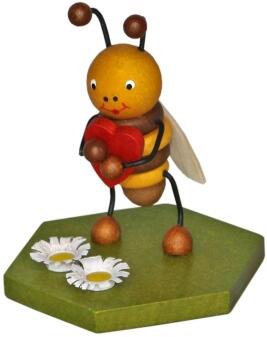 Miniaturfigur detailreiche Biene auf grüner Wiese mit Herz und Blumen aus Holz von Fa. Volker Zenker