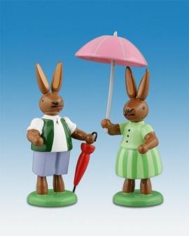 Osterhasen – farbenfrohes charmantes Osterhasenpaar mit Schirmen, Hemd und Kleid – BxHxT ca. 3x7,5x3