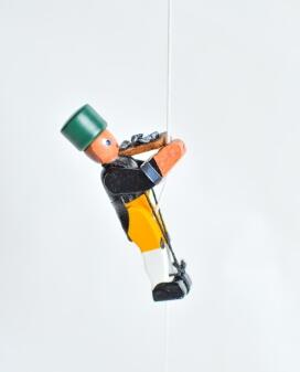 Holzspielzeug - Tolle Kletterfigur Bergmann - BxHxT ca. 3x6,5x2 cm