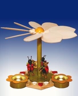 Teelichtpyramide – farbenfrohe Käfermusikanten mit filigranen Blumen und eleganten Messingtüllen –