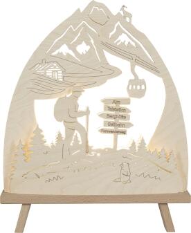 Lichterspitze – detailreicher Wanderer mit natürlichem Holzton, warm beleuchtet – BxHxT = 30 x 41 x 