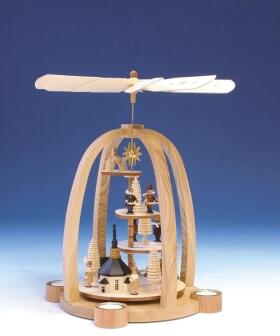 Tischpyramide mit Seiffener Kirche und Weihnachtsfiguren aus Holz, naturfarben und bunt dekoriert,