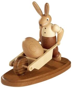 Osterfigur – fleißiger Hase mit Schubkarre und Osterei naturbelassen – HxB 11 x 6 cm