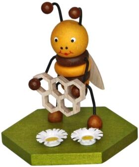Miniaturfigur – detailreiche Biene mit goldener Honigwabe auf bunter Wiese, mehrfarbig – BxHxT = 8 x