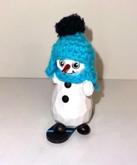 Schneemann – detailverliebter Frostie auf Snowboard, mit blauer Mütze, handgeschnitzt – HxB = 9 x 5 