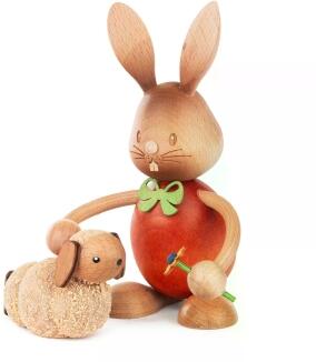 Osterhase – Stupsi mit grünem Schleifchen und kleinem Lamm – BxHxT 7,5 x 12,5 x 9 cm