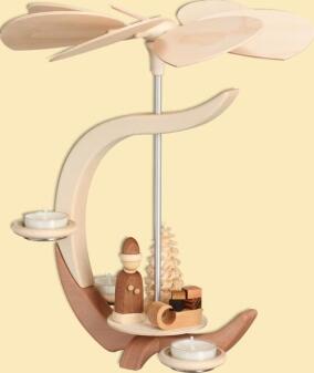 Pyramide – moderne C-Form mit Weihnachtsmann und Geschenkeschlitten, naturfarben, detailreich –